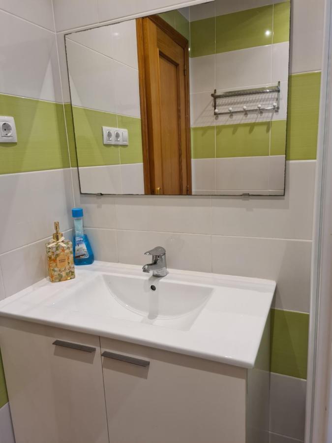 Habitacion Con Bano Privado- En Casa Familiar Beatriz Valencia Bagian luar foto