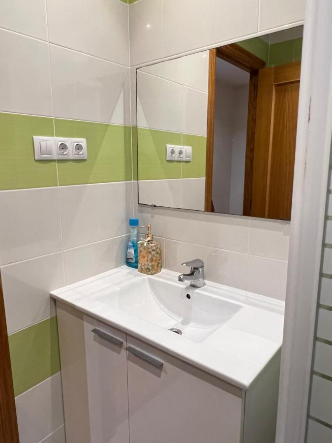 Habitacion Con Bano Privado- En Casa Familiar Beatriz Valencia Bagian luar foto