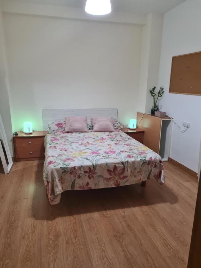 Habitacion Con Bano Privado- En Casa Familiar Beatriz Valencia Bagian luar foto